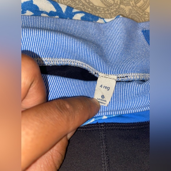 Lululemon size 4 black flared mid-rise Astro pants w/ V style waistband - Picture 4 of 6